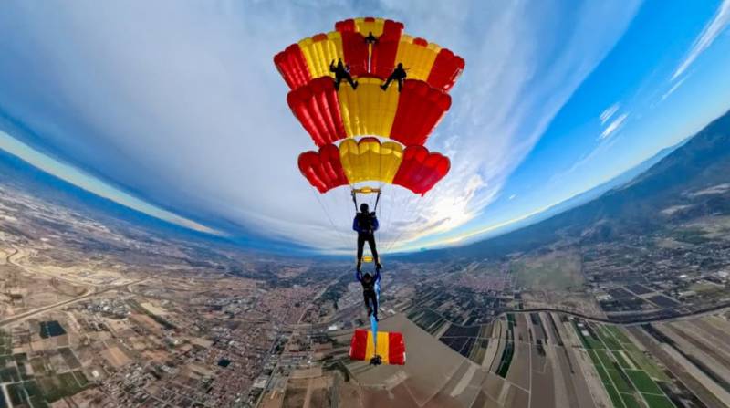 March 19 Parachute aerobatics display in Puerto de Mazarron