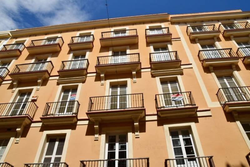 4-year-old girl dies after accidentally falling from the fourth floor of a building in Fuengirola