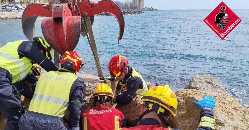 Man rescued after getting trapped between rocks on Torrevieja seafront