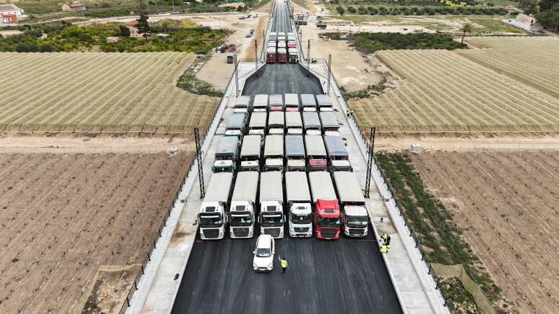 Stress testing: Dozens of lorries park on new Alhama de Murcia AVE bridge to test its durability