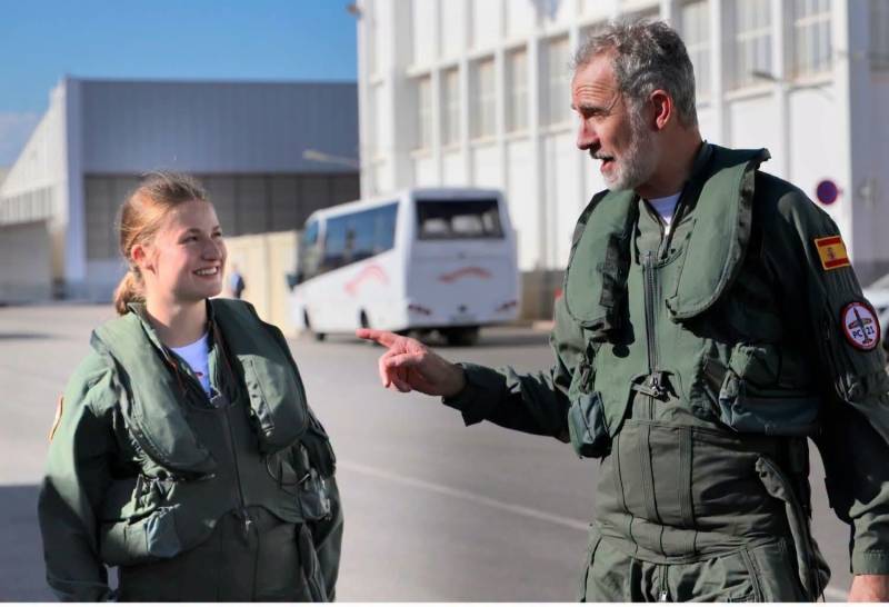 King Felipe VI and Princess Leonor take their first flight together in Murcia